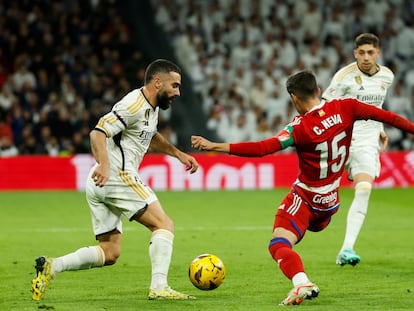 Dani Carvajal, ante Neva en el partido contra el Granada en el que se lesionó.