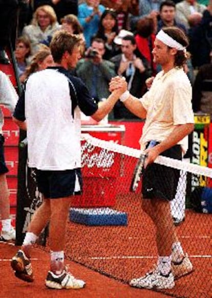 Juan Carlos Ferrero y Carlos Moyá se saludan al concluir su partido.