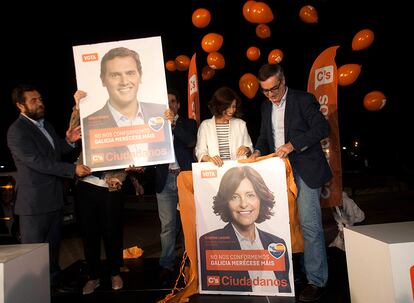 La candidata de Ciudadanos a la presidencia de la Xunta, Cristina Losada (2d), acompañada por el vicesecretario general, José Manuel Villegas (d), durante el acto de inicio de campaña que la formación naranja ha celebrado en el barrio vigués de Bouzas.