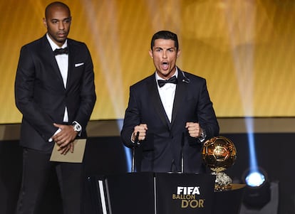 El delantero portugués del Real Madrid Cristiano Ronaldo reacciona, junto al ex jugador francés Thierry Henry, después de recibir el Balón de Oro de la FIFA en Zúrich.