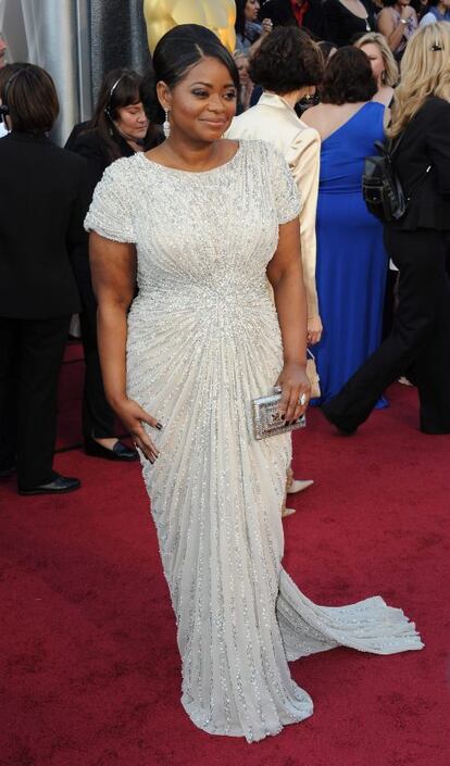 Octavia Spencer, nominada como actriz secundaria por su papel en 'Criadas y señoras', posa en la alfombra roja de los Oscar. La actriz ha optado por un vestido hecho a medida por el diseñador japones Tadashi Shoji.