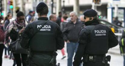 Agentes de los Mossos en el Portal de l&rsquo;&Agrave;ngel de Barcelona. 
 