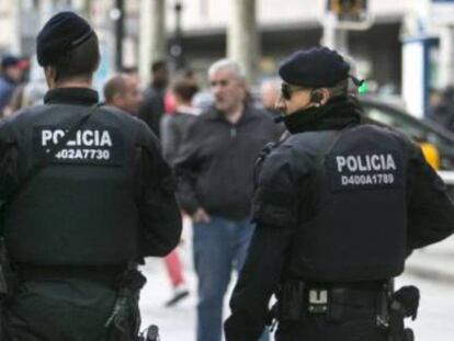 Agentes de los Mossos en el Portal de l&rsquo;&Agrave;ngel de Barcelona. 
 