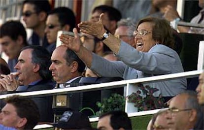 María Teresa Rivero, la presidenta del Rayo, en una de sus protestas a un árbitro desde el palco.