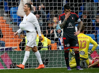 El delantero portugués del Real Madrid Cristiano Ronaldo (i) celebra ante el defensa del Celta de Vigo Hugo Mallo (d) el tercer gol que ha marcado.