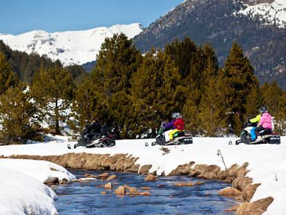 8 rutas en moto de nieve sin salir de España (o Andorra)