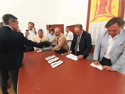 Ceremonia de un sorteo en la plaza de La Maestranza de Sevilla.