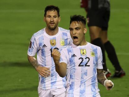 Lautaro Martínez, con Messi detrás, celebra su gol frente a Venezuela.
