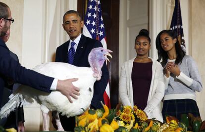 Barack Obama y sus hijas Sasha y Malia, en la tradicional ceremonia de indulto al pavo que se celebra un día antes del día de Acción de Gracias. La imagen es del 26 de novimbre de 2014.