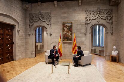 El presidente de la Generalitat, Pere Aragonès, y el presidente del Gobierno, Pedro Sánchez, en el Palau de la Generalitat, en Barcelona, antes de participar en la mesa de diálogo sobre Cataluña este miércoles.