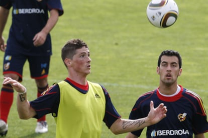 Fernando Torres charla con David Villa durante el entrenamiento de esta mañana en Las Rozas.