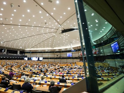 El narrador, periodista, és enviat a Brussel·les per cobrir un acte del president de la Generalitat Valenciana.