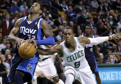 Rajon Rondo, de los Boston Celtics, roba el balón a O.J. Mayo, de los Dallas Mavericks