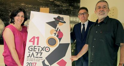 Los responsables del festival junto al cartel de la 41 edición.