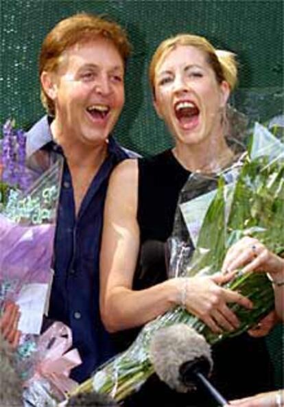 Paul McCartney y Heather Mills, ayer ante la prensa.