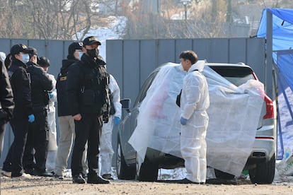 Policías examinan el coche en el que ha aparecido muerto el actor Lee Sun-kyun, este miércoles en Seúl.