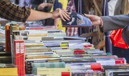 Una cliente, adquiriendo un libro de Pepe Rubianes.