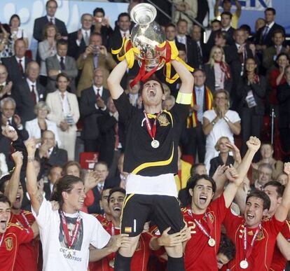 Casillas levanta el trofeo que proclama a la selección española campeones de la Eurocopa 2008 después de vencer a la selección de Alemania en el estadio Ernst Happel de Viena (Austria) por 1-0, el 29 de junio de 2008.