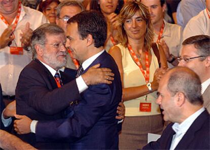 Zapatero saluda al presidente extremeño, Rodríguez Ibarra, al inicio del Congreso socialista.