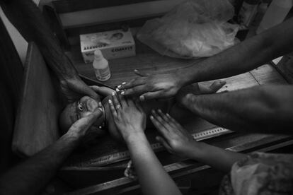 El suburbio de Kamrangchir Gar, que se extiende en una isla de unos 3 km2 en las afueras de Dhaka, es el hogar de 400.000 personas. Es un lugar altamente contaminado, por los desechos producidos por sus habitantes y por las industrias, que vierten todo tipo de sustancias a las aguas del rio Buriganga. Médicos Sin Frontera ha instalado dos clínicas para atender a los habitantes del suburbio. En ellas se atienden a diario muchos pacientes afectados por desnutrición, sobre todo niños.