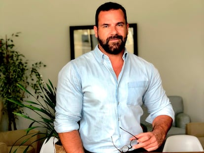 Rafa Ríos, de 46 años, en las oficinas de Ríos&Toth, la agencia de comunicación que dirige, en una foto cedida.
