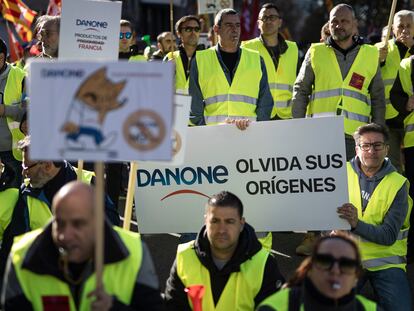 Protesta de trabajadores de la fabrica Danone de en Parets del Vallès contra el cierre de la planta anunciado el mes pasado. Algunos manifestantes han tirado yogures en la fachada de las oficinas de Danone en la calle Buenos Aires.