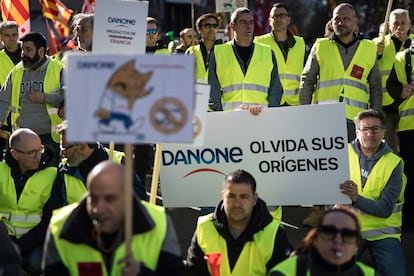 Protesta de trabajadores de la fabrica Danone de en Parets del Vallès contra el cierre de la planta anunciado el mes pasado. Algunos manifestantes han tirado yogures en la fachada de las oficinas de Danone en la calle Buenos Aires.