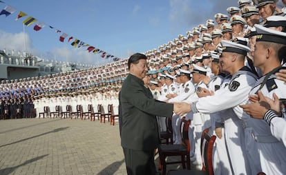 O presidente chinês, Xi Jinping, cumprimenta marinheiros no porto de Sanya, na província meridional de Hainan, em 17 de dezembro.