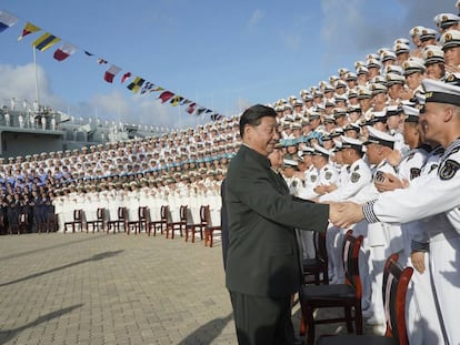 O presidente chinês, Xi Jinping, cumprimenta marinheiros no porto de Sanya, na província meridional de Hainan, em 17 de dezembro.