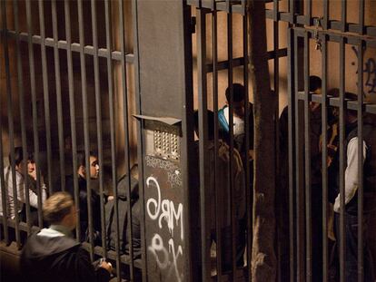 Uno de los espacios en el interior de la finca ocupado por la noche por un grupo de personas.