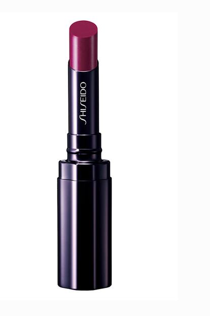 En Shiseido puedes encontrar el tono Oxblood, el nuevo rouge. Se trata de la barra de labios "Shimmering Rouge", un tono dulce con matices de fresa. Cuesta 20 euros.