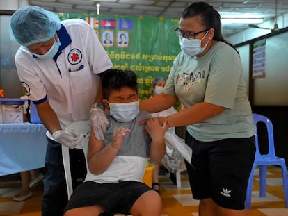 Un niño recibe una dosis de la vacuna Sinovac contra la covid-19 el pasado 1 de noviembre en un centro de salud de Phnom Penh, capital de Camboya.