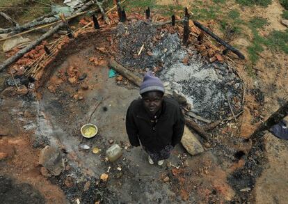 Selly Rotich posa en el sitio donde solía estar la cocina de su casa. Es la primera vez que se atreve a ver lo que ha quedado de su vivienda desalojada y quemada presuntamente por agentes del Servicio Forestal de Kenia.