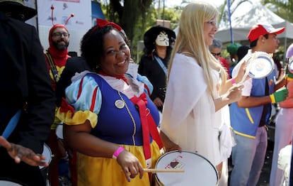 Uma participante no desfile de carnaval, fantasiada de Branca de Neve