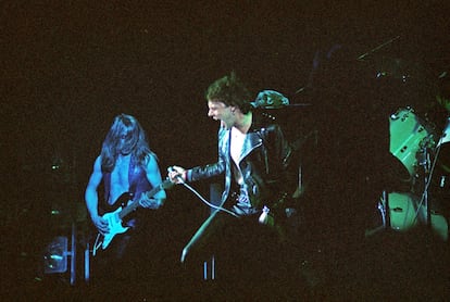 Dave Murray y Paul Di'Anno actuando con Iron Maiden en el Hammersmith Odeon de Londres, el 14 de marzo de 1980. 