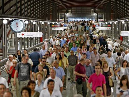 Viajeros en la estación de Cercanías de Sol. 