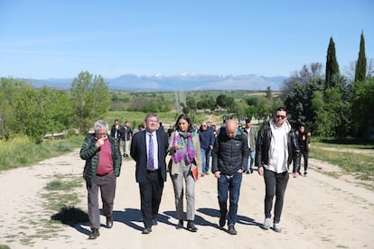 El Secretario de Estado de Memoria Democrática y la portavoz del PSOE en el Ayuntamiento de Madrid en un recorrido sobre los terrenos donde se proyecta el cantón de Montecarmelo. 