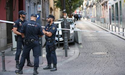 Tres agentes de la Policía Nacional, en el barrio madrileño de Malasaña, en una foto de archivo.