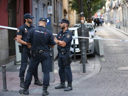 Tres agentes de la Policía Nacional, en el barrio madrileño de Malasaña, en una foto de archivo.