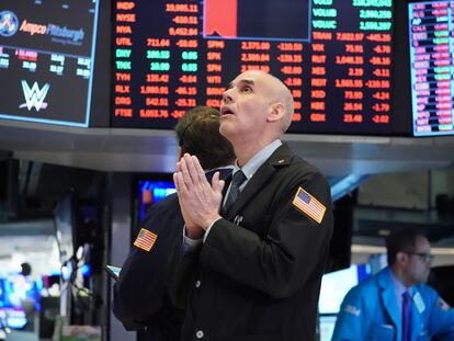Un inversor contempla la apertura del Dow Jones en la Bolsa de Nueva York.