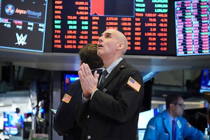 Un inversor contempla la apertura del Dow Jones en la Bolsa de Nueva York.