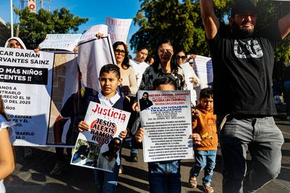 Adultos y niños exigen justicia por el asesinato de los niños Gael, Alexander y su padre, durante la manifestación de este 26 de enero.