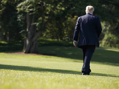 Donald Trump pasea por los jardines de la Casa Blanca.
