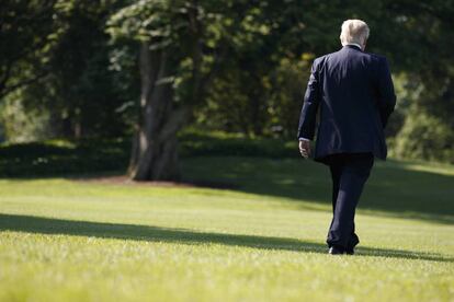 Donald Trump pasea por los jardines de la Casa Blanca.