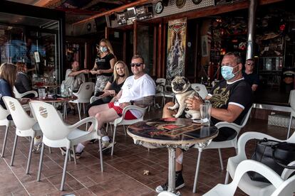 Turistas en Benidorm, a principios de abril.