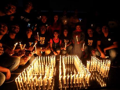 Miembros de World Wide Fund (WWF) participan en la Hora del Planeta en Bhopal (India).