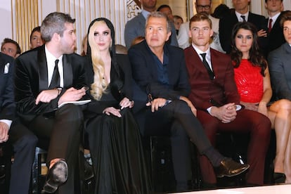 Lady Gaga, junto a Mario Testino en la primera fila del desfile, se ha mimetizado con la diseñadora en la última campaña publicitaria de la firma. Desde que empezara a llevar piezas 'vintage' de Versace para sus apariciones, la cantante se ha demostrado como una de las más leales seguidoras de la firma.