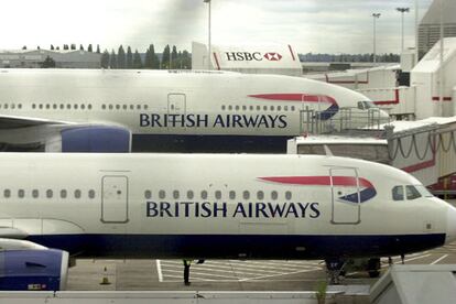 Decenas de aviones permanecen en tierra en el aeropuerto de Heathrow a la espera de que se reactive el tráfico aéreo. Los aeropuertos aéreos tardarán en recuperar la normalidad mientras cancelaciones y retrasos se extienden a toda Europa.