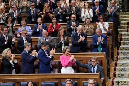 El líder del PP, Alberto Núñez Feijóo, junto a la portavoz Cuca Gamarra, en la sesión de investidura del pasado miércoles en el Congreso de los Diputados.