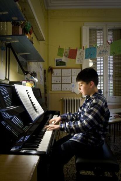 Cristian González, tocando el piano en su escuela de Castellar del Vallès.